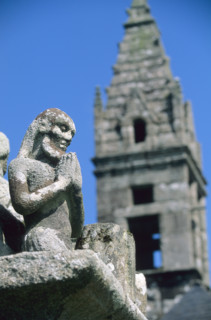 France, Bretagne, Cotes d'Armor, pestivien, calvaire, detail personnage sculpte, religion, clocher d el'eglise,