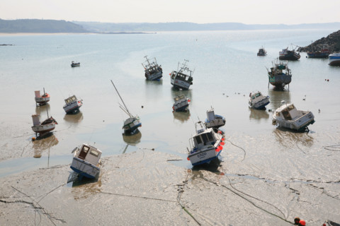 France, Bretagne, Cotes d'Armor, cote d'Emeraude, erquy, port de peche, maree basse, bateaux echoues,