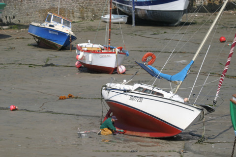 France, Bretagne, Cotes d'Armor, cote d'Emeraude, erquy, port de peche, maree basse, bateaux echoues,