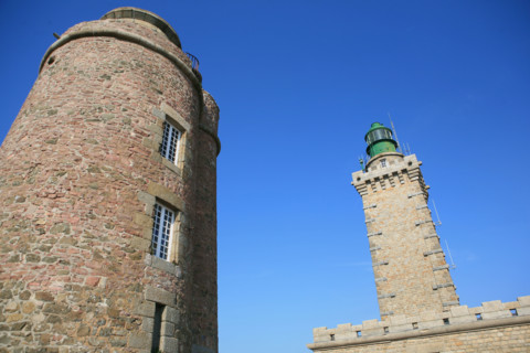 France, Bretagne, Cotes d'Armor, cote d'Emeraude, cap Frehel, la vieille tour et le phare, signalisation maritime, granit,