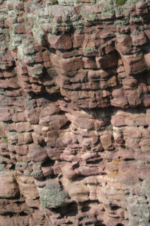 France, Bretagne, Cotes d'Armor, cote d'Emeraude, cap Frehel, falaises du cap Frehel, detail de la roche rouge, motifs geometriques,
