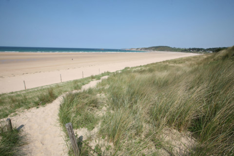 France, Bretagne, Cotes d'Armor, cote d'Emeraude, sables d'or les pins, la plage, et les dunes,
