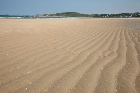France, Bretagne, Cotes d'Armor, cote d'Emeraude, sables d'or les pins, la plage, ondes sur le sable, maree basse,