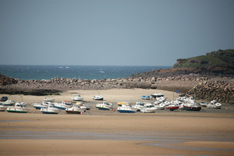 France, Bretagne, Cotes d'Armor, cote d'Emeraude, sables d'or les pins, la plage, maree basse, bateaux echoues,