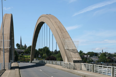 France, Bretagne, Cotes d'Armor, Treguier, vue generale de la ville et pont sur le jaudy