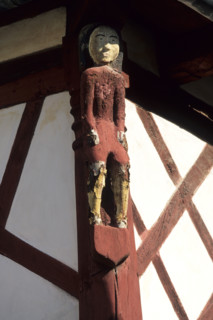 France, Bretagne, Cotes d'Armor, Paimpol, detail d'une maison du vieux Paimpol, maison a pans de bois, colombages, habitat traditionnel, personnage, sculpture,