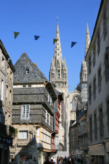 France, Bretagne, Finistere sud, Cornouaille, Quimper, rue kereon, habitat traditionnel, clocher de la cathedrale, maisons medievales, rue pietonne, centre ville, colombages, pans de bois,
