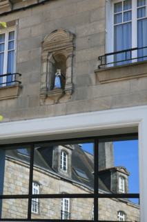 France, Bretagne, Finistere sud, Cornouaille, Quimper, rue kereon, habitat traditionnel se refletant dans une facade contemporaine,