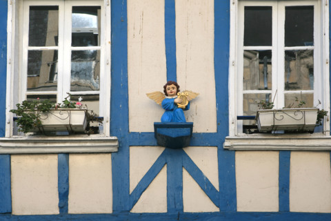 France, Bretagne, Finistere sud, Cornouaille, Quimper, rue kereon, habitat traditionnel, maisons medievales, rue pietonne, centre ville, colombages, pans de bois, sculpture polychrome sur facade,