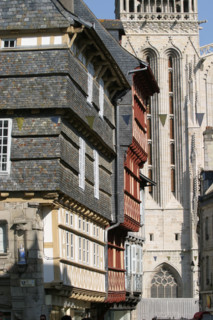 France, Bretagne, Finistere sud, Cornouaille, Quimper, rue kereon, habitat traditionnel, clocher de la cathedrale, maisons medievales, rue pietonne, centre ville, colombages, pans de bois,