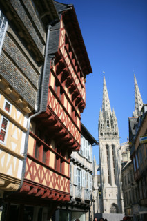 France, Bretagne, Finistere sud, Cornouaille, Quimper, rue kereon, habitat traditionnel, clocher de la cathedrale, maisons medievales, rue pietonne, centre ville, colombages, pans de bois,