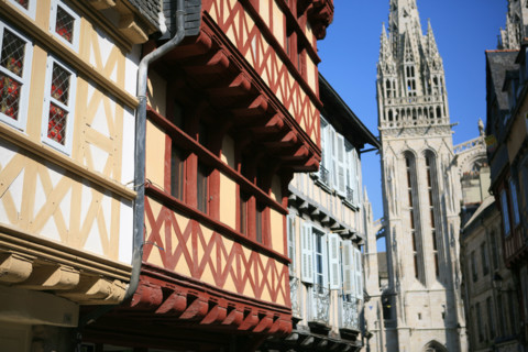 France, Bretagne, Finistere sud, Cornouaille, Quimper, rue kereon, habitat traditionnel, clocher de la cathedrale, maisons medievales, rue pietonne, centre ville, colombages, pans de bois,