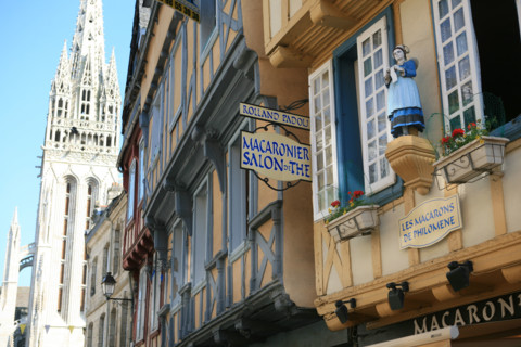 France, Bretagne, Finistere sud, Cornouaille, Quimper, rue kereon, habitat traditionnel, clocher de la cathedrale, maisons medievales, rue pietonne, centre ville, colombages, pans de bois,