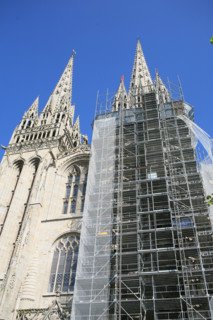 France, Bretagne, Finistere sud, Cornouaille, Quimper, cathedrale saint corentin, cclocher, tour, echafaudage, travaux de restauration,