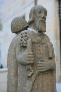 France, Bretagne, Finistere sud, Cornouaille, Quimper, musee departemental breton dans l'ancien palais episcopal au pied de la cathedrale, statue, sculpture,