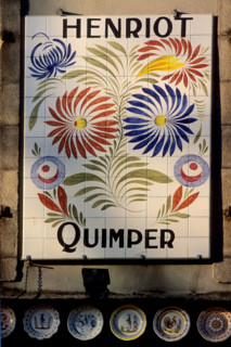 Plaque de la faïencerie Henriot à Quimper