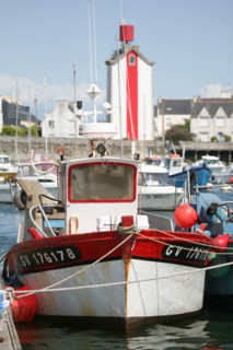 France, Bretagne, Finistere sud, pays bigouden, le guilvinec, port de peche, petit bateau de peche a quai, chalutier,
