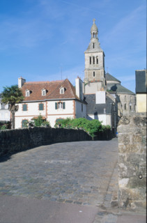 France, Bretagne, Finistere sud, Cornouaille, Quimperle, ponr de pierre, clocher de l'eglise sainte croix, maisons,