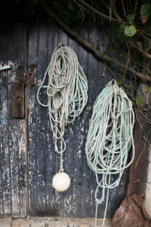 France, Bretagne, Finistere sud, Cornouaille, port de doelan, commune de clohars carnoet, detail cordages accroches,