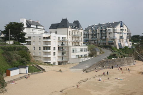 France, Bretagne, Finistere sud, Cornouaille, le pouldu, plage, residences de vacances, habitat saisonnier, immeubles,