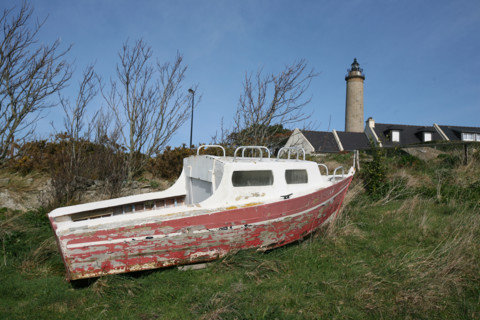 France, Bretagne, Finistere nord, pays du leon, ile de Batz, face a roscoff, vieux bateau a sec, epave, phare au fond,