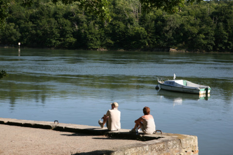 France, Bretagne, Finistere sud, Cornouaille, l'odet, cale de rossulien les vire court, couple sur la berge,