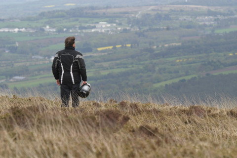 France, Bretagne, Finistere sud, menez hom, paysage, panorama, depuis le sommet, motard casque a la main,