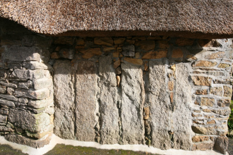 France, Bretagne, Finistere sud, Cornouaille, Nevez, village de chaumieres de Kerascouet, habitat traditionnel, pierres levees