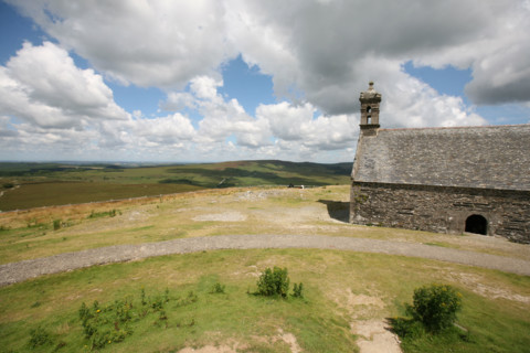 France, Bretagne, Finistere, monts d'arree, paysage, lande sauvage, Montagne Saint Michel, chapelle, ciel nuageux,