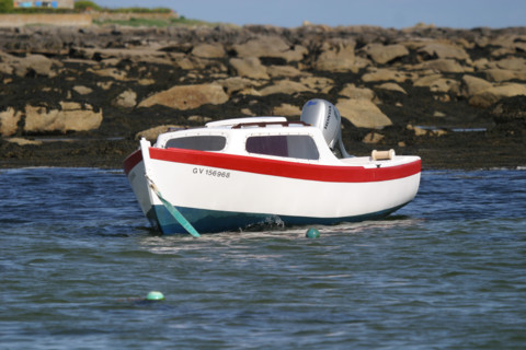 France, Bretagne, Finistere sud, pays bigouden, saint guenole, pres du phare d'Eckmuhl, petit bateau amarre,