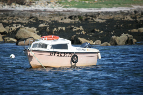 France, Bretagne, Finistere sud, pays bigouden, saint guenole, pres du phare d'Eckmuhl, petit bateau amarre,