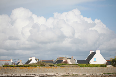 France, Bretagne, Finistere sud, pays bigouden, saint guenole, pres du phare d'Eckmuhl, ciel nuageux, maisons,