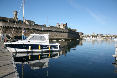 France, Bretagne, Finistere sud, Cornouaille, Concarneau, la ville close, bateaux de plaisance amarres au pied des remparts, voiliers,
