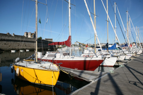 France, Bretagne, Finistere sud, Cornouaille, Concarneau, la ville close, bateaux de plaisance amarres au pied des remparts, voiliers,
