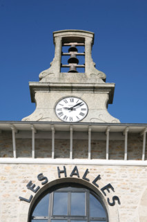 France, Bretagne, Finistere sud, Cornouaille, Concarneau, face a la ville close, les halles du marche, horloge, cloches,