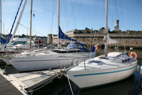 France, Bretagne, Finistere sud, Cornouaille, Concarneau, la ville close, bateaux de plaisance amarres au pied des remparts, voiliers,