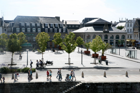 France, Bretagne, Finistere sud, Cornouaille, Concarneau, vue depuis le beffroi, le qiuai peneroff, face a la ville close, passants, touristes, centre ville, les halles,