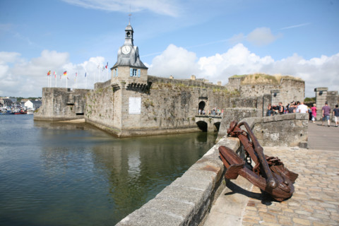 France, Bretagne, Finistere sud, Cornouaille, Concarneau, la ville close, fortification vauban, maree haute, ancre de marine, ciel nuageux, centre historique,