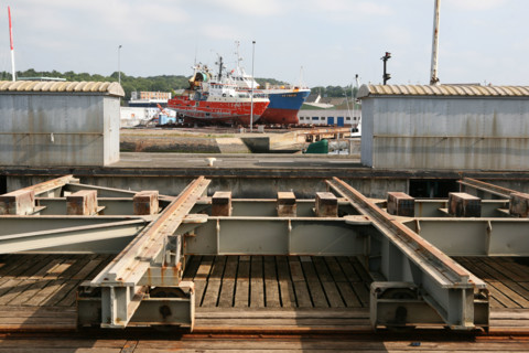 France, Bretagne, Finistere Sud, Cornouaille, Concarneau, chantier naval, Le Passage, bateau au sec, travaux, matieres, metal, coque,