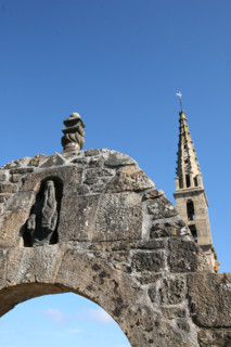 France, Bretagne, Finistere, rade de brest, presqu'ile de crozon, landevennec, detail arche de l'eglise, clocher, religion, sculpture, statuue vierge,