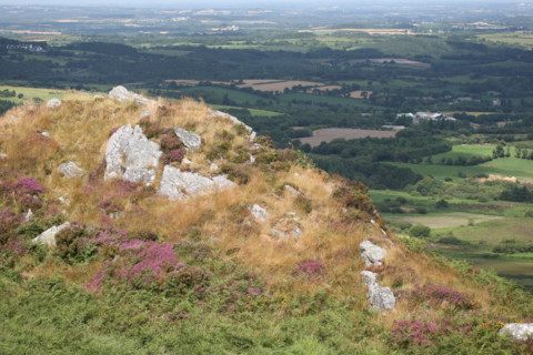 France, Bretagne, Finistere, monts d'arree, au sommet du roc'h trevezel, point culminant a 364 metres, paysage, rochers, lande sauvage,