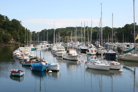 France, Bretagne, Finistere Sud, Cornouaille, plaisance, quai, kerdruc, face a rosbras,