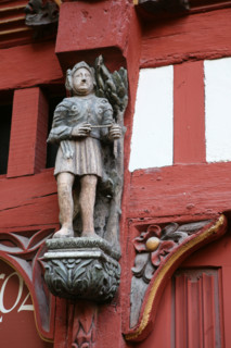 France, Bretagne, Ille et Vilaine, rennes, detail maison du vieux rennes, rue saint guillaume maison dite de du guesclin, sculpture, personnage, chevalier, pans de bois, colombages,