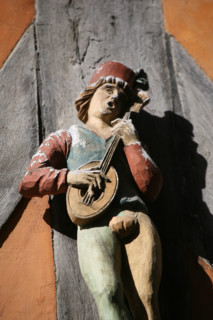 France, Bretagne, Ille et Vilaine, rennes, le vieux rennes, rue de la psalette maisons a pans de bois, colombages, detail maison medievale, personnage sculpte, sculpture polychrome, troubadour,