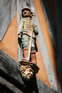 France, Bretagne, Ille et Vilaine, rennes, le vieux rennes, rue de la psalette maisons a pans de bois, colombages, detail maison medievale, personnage sculpte, sculpture polychrome, boulanger, artisan...