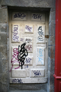 France, Bretagne, Ille et Vilaine, rennes, vieux rennes, rue du chapitre, vieille porte a motifs taguee, pollution, vandalisme, salete, graffiti, environnement,