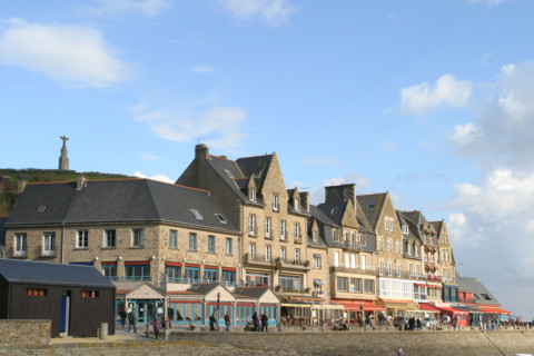France, Bretagne, Ille et Vilaine, pays de la baie du Mont-Saint-Michel, cancale, pointe du quai, restaurants, maisons, front de mer, plage,