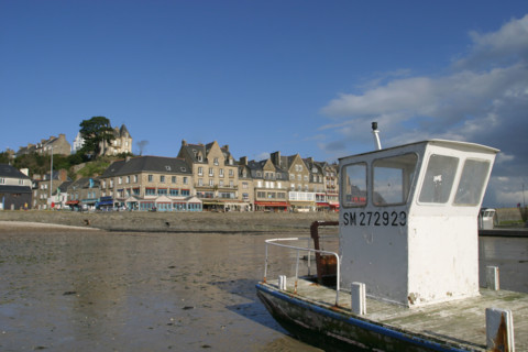 France, Bretagne, Ille et Vilaine, pays de la baie du Mont-Saint-Michel, cancale, quai, restaurants, maisons, front de mer, plage, port barge d'ostreiculteur, ciel bleu, maree basse,