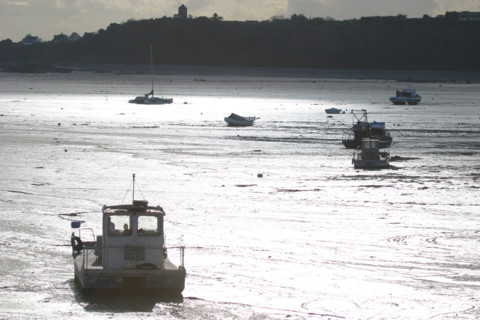 France, Bretagne, Ille et Vilaine, pays de la baie du Mont-Saint-Michel, cancale, plage, port barges d'ostreiculteurs, maree basse, greve, littoral,