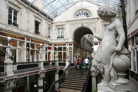 France, pays de loire, loire atlantique, Nantes, passage pommeraye, lieu de tournage du film lola de Jacques demy, escalier, galerie commercante, boutiques, verriere, statues, sculptures, balcons, eta...